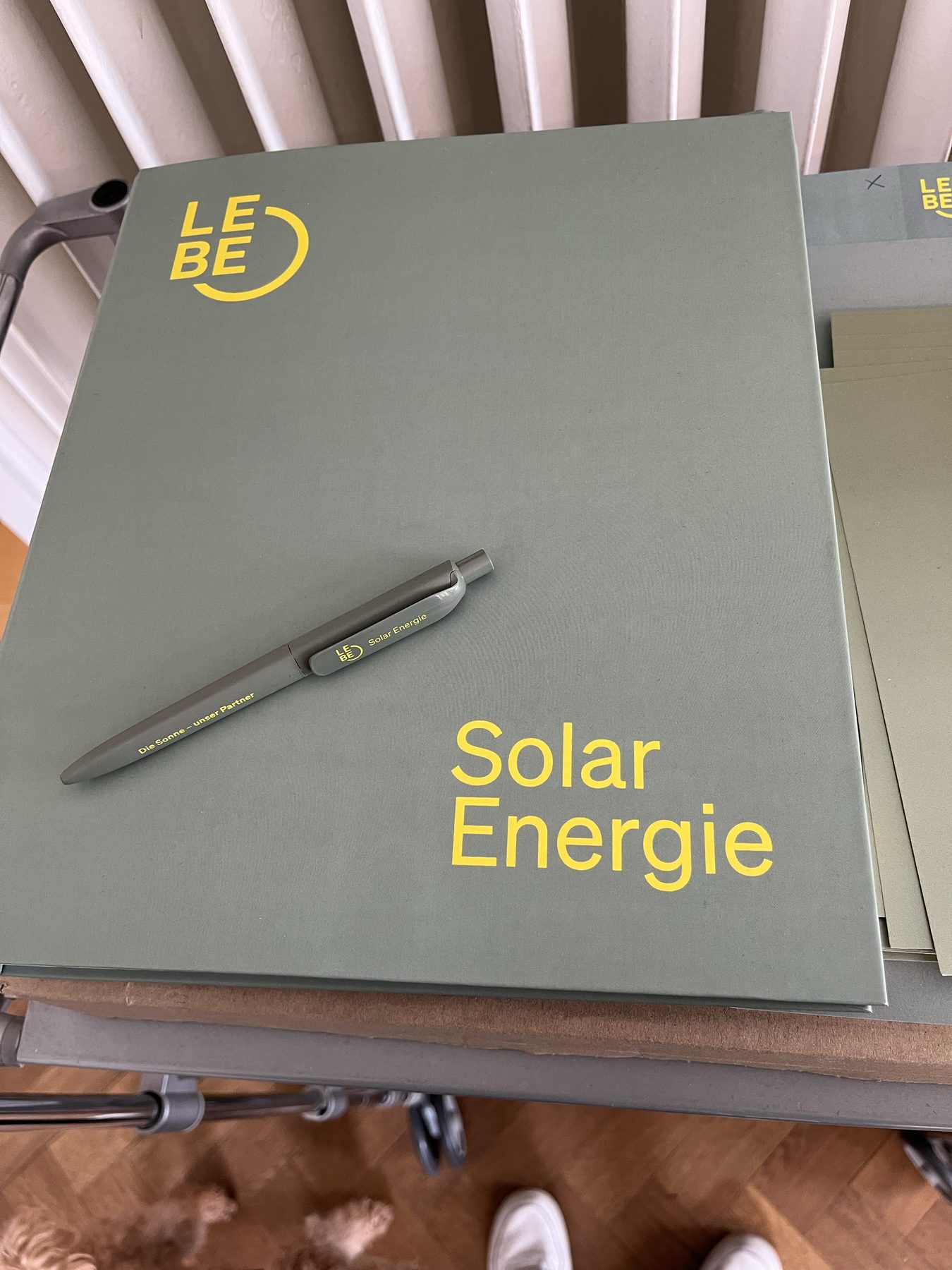 LeBe Solarenergie – Mappe und Kugelschreiber